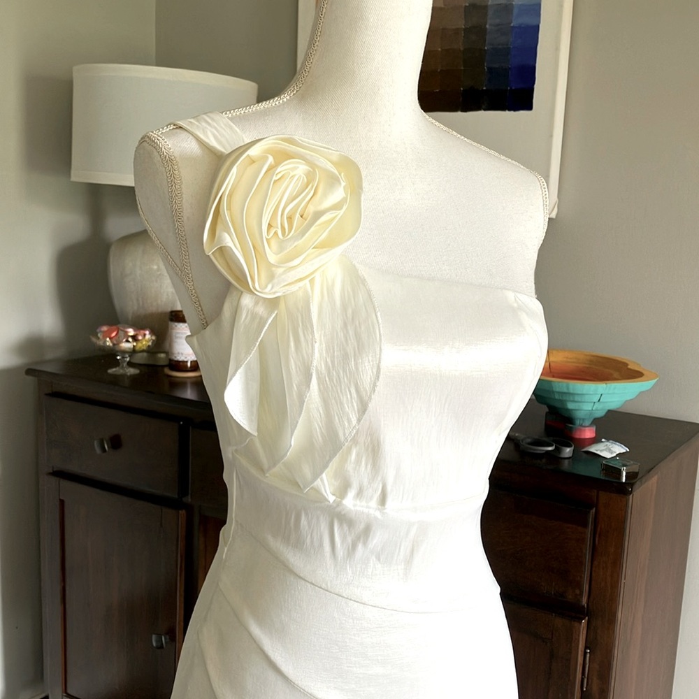Daisy shimmery cream cocktail dress size S